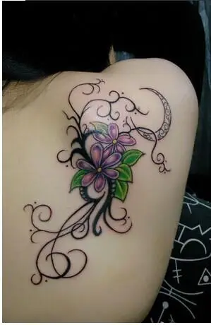 性感漂亮女生后背唯美清新的花藤纹身图片