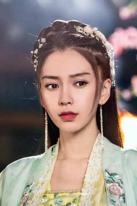 但耐不住她漂亮啊,虽然遭到了全网嘲,但在拍摄孤芳不自赏时,杨颖却是