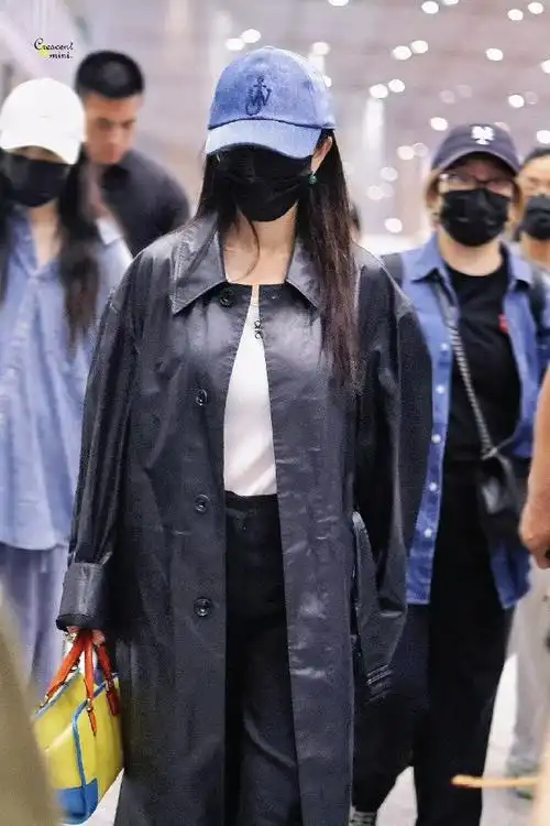 杨幂机场出发戛纳