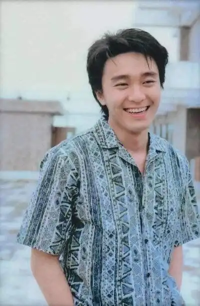 上了一定年纪的星爷穿着黑色的西装,非常霸气