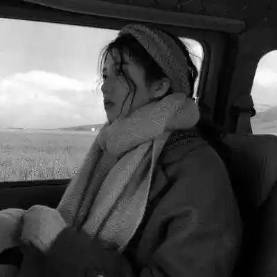 黑白伤感失落女生头像