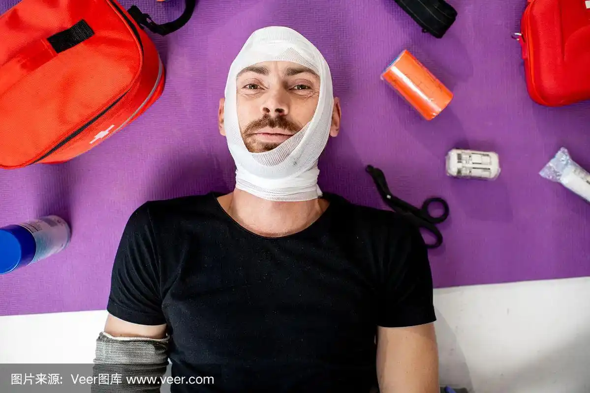 头部包扎的伤者