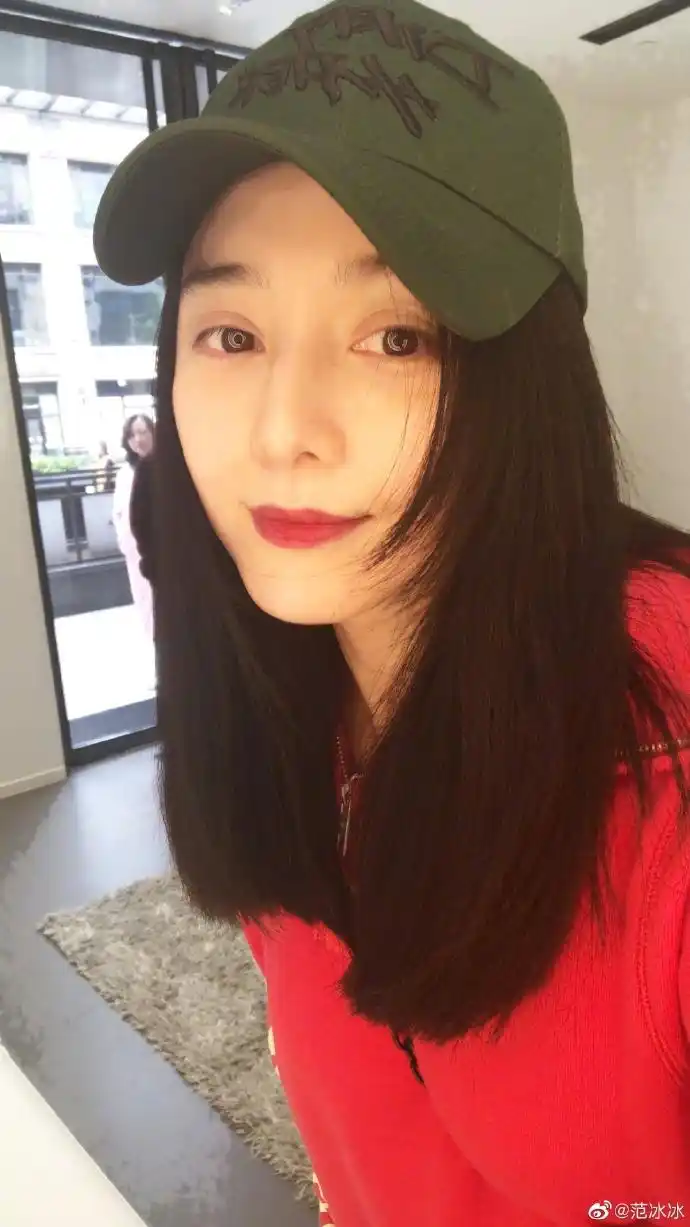 范冰冰晒自拍送七夕祝福 红衣绿帽穿搭引人注目 - 青岛新闻网