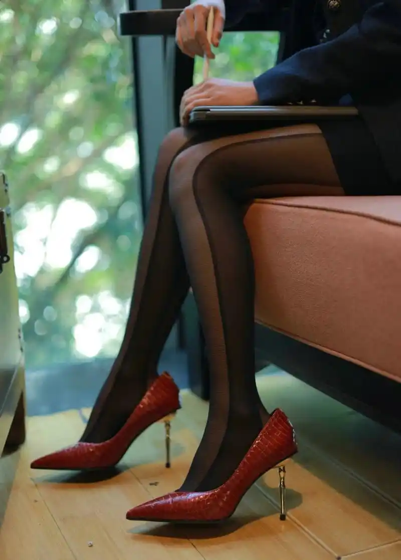 美丽的红色高跟鞋来自于2006年创立的意大利设计师品牌gianvito rossi