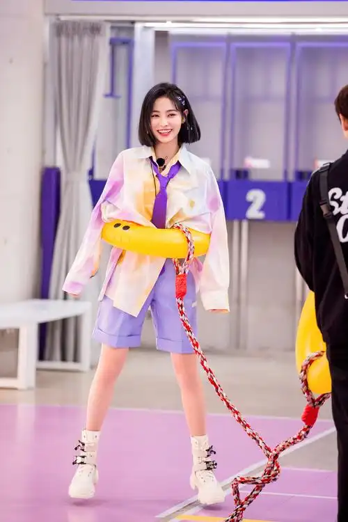 《小巨人运动会》郑希怡斜分卷发韵味十足 许佳琪扎染衬衣甜酷时髦