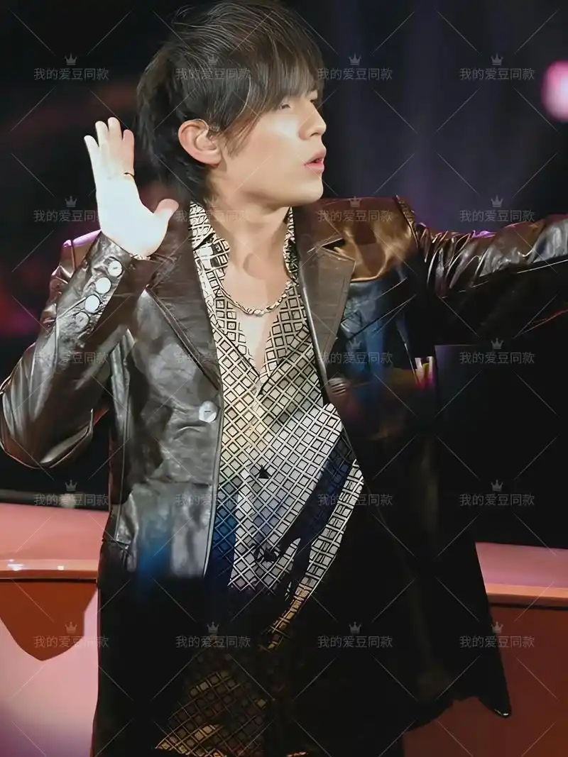 哪个时期的杰伦呢?好像内搭也很不错!#周杰伦 #白毛伦 #2