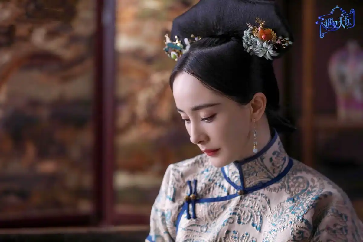 杨幂再现清宫装造型,颜值更胜当年晴川