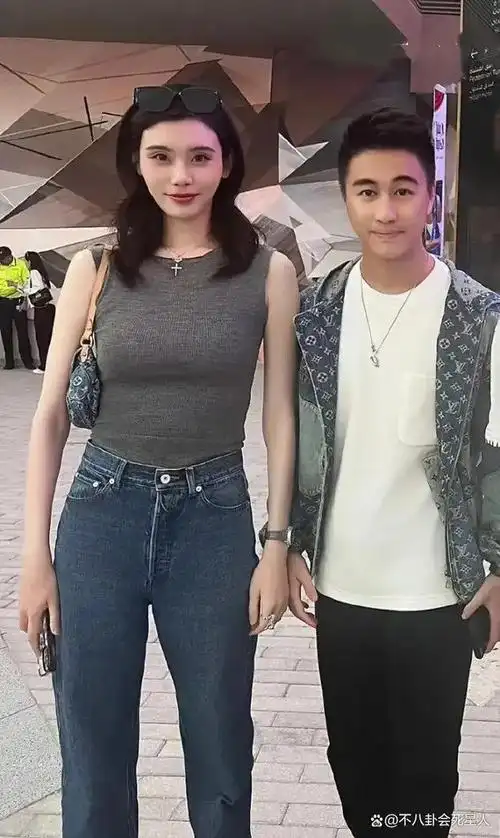 看了奚梦瑶女儿的正脸,才知道四太梁安琪的基因有多强大