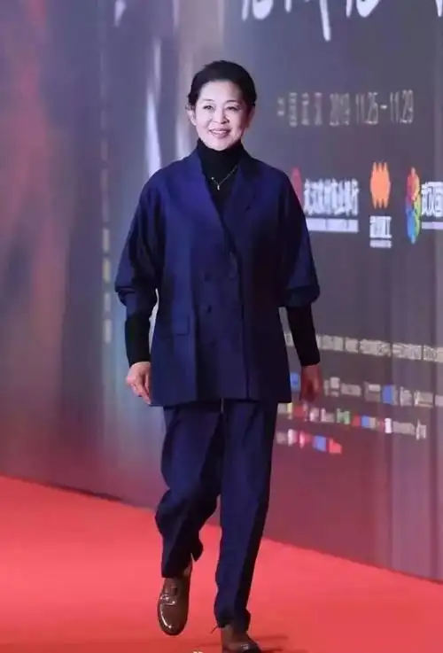 倪萍化浓妆走红毯皮肤干瘪皱纹多穿的倒挺像个老年人