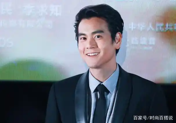 彭于晏的西装造型有多绝,深色西装配上背头发型,沉稳内敛有涵养