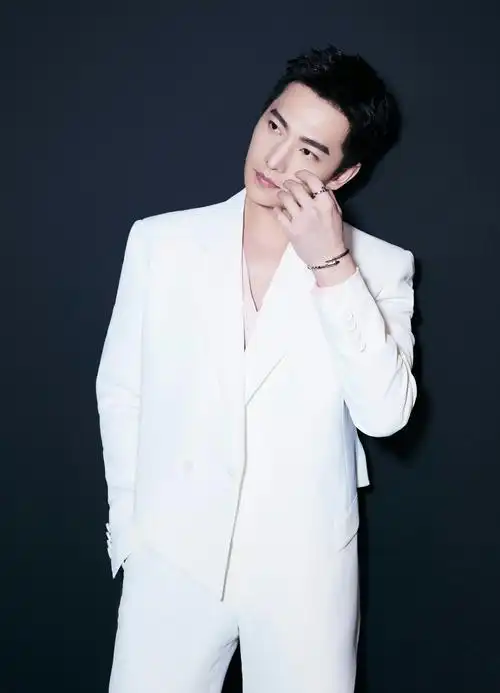 杨洋好像一位白马王子,穿白色西装现身街头,五官俊朗气质抢镜