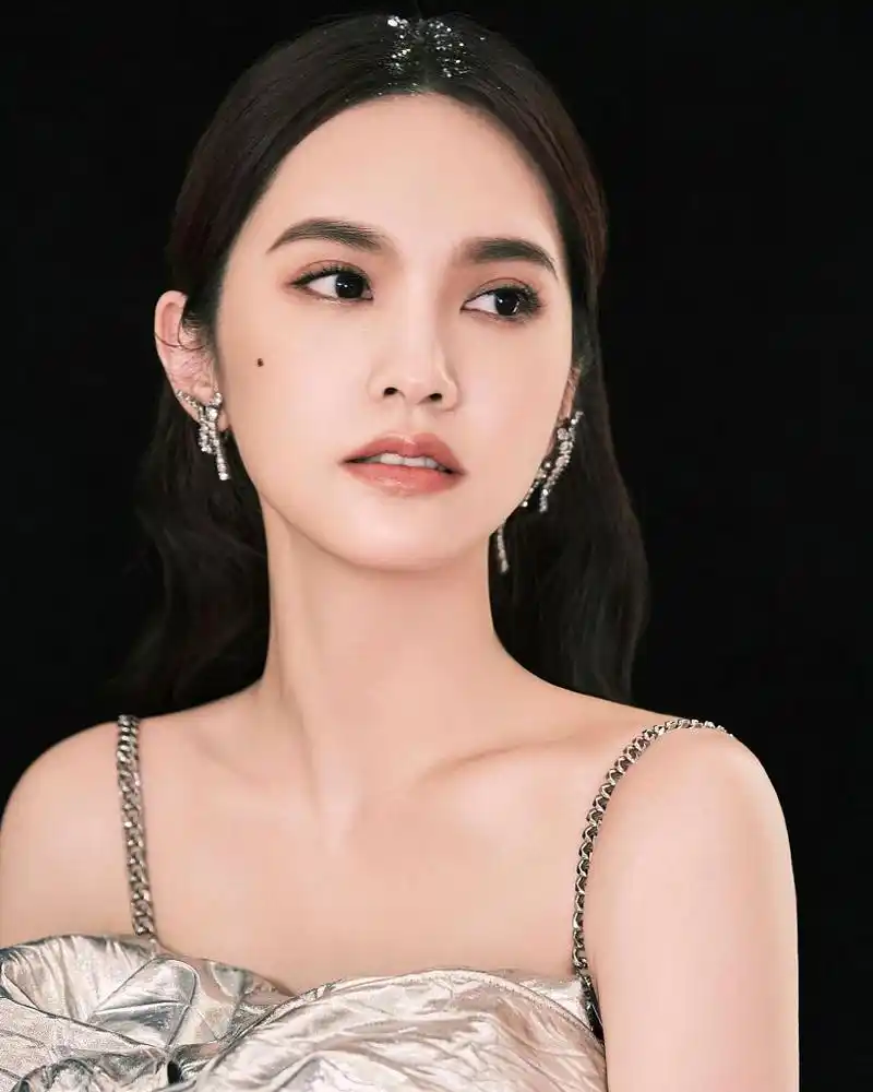 杨丞琳惊艳亮相《闪光的乐队》收官盛典 着银色云朵裙显性感酷飒