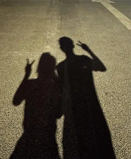 路灯下的影子感觉很有氛围感我觉得情侣官宣发这种照片会很合适,可供