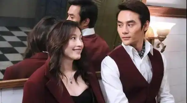 张俪,18岁时,成功考入了中央戏剧学院,与王凯,张翰等同学成为了同班.