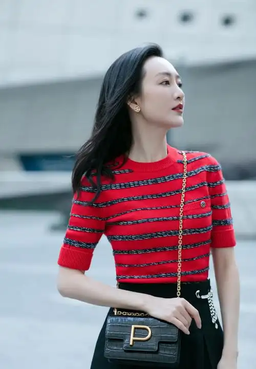 简介:王鸥条纹衫时尚写真图片,分享一组王鸥图片给大家,图中的明星