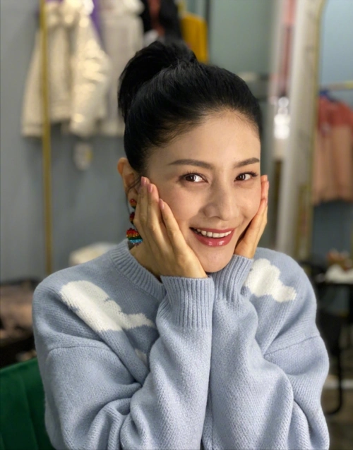 沙溢老婆扮嫩穿黄色,气质挺好看上去少女感很强,还有一些清纯