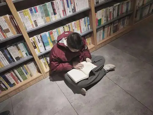 看着同学们在图书馆里忙碌的身影和安静读书的画面,对比起初一刚入学