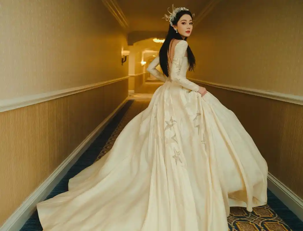 迪丽热巴脸在江山在 白色露背星光礼服秀美背 怼脸镜头没在怕的