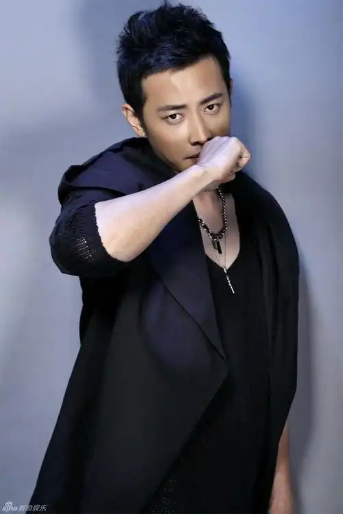 钟汉良钟汉良,还是喜欢我们的何以琛发型,长发造型才是男神啊!