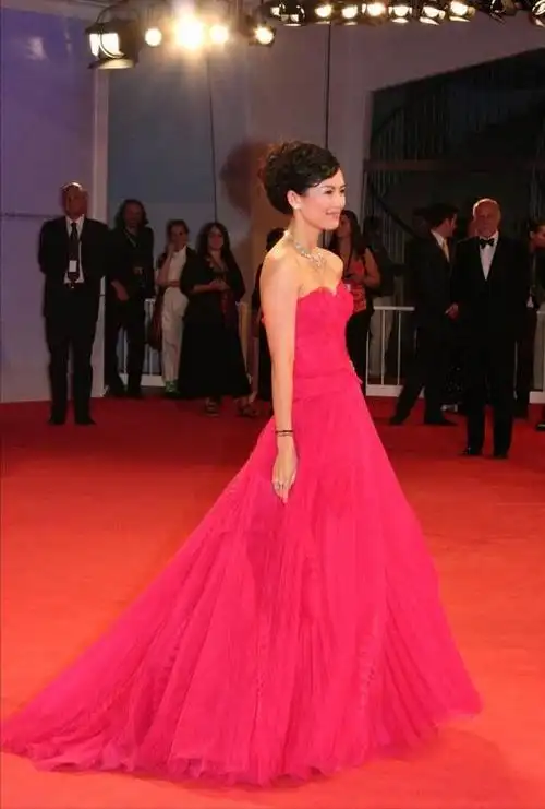 章子怡早年"下车照"惹全网亮相,生图下显真容,这腰围看呆我了