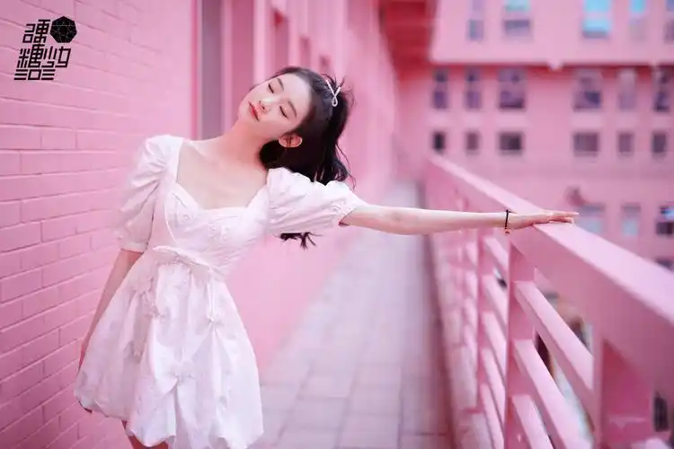 张艺凡身着一袭纯白连衣裙,勾勒出优越的肩颈线_高清图集_新浪网