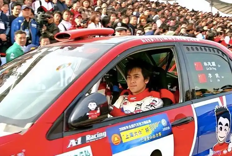 自撞桥墩,专业赛车手林志颖驾驶特斯拉出车祸_腾讯新闻