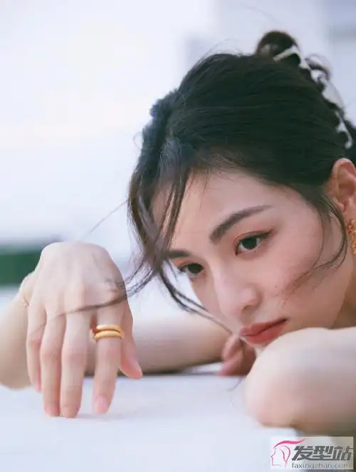 钟楚曦顶楼写真 复古美艳尽显迷人姿色_发型站_最新流行发型设计发型