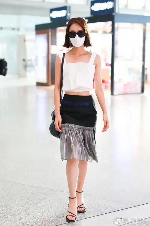 蓝盈莹白色吊带秀一字锁骨 露纤腰身材满分