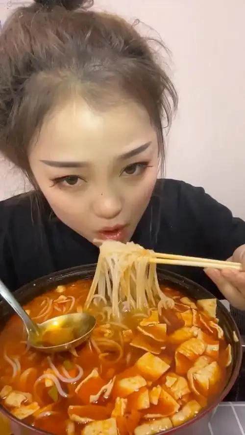 螺蛳粉味道特别,看美女吃的多香?