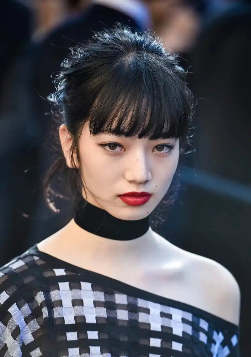 小松奈菜算不上是传统美女,但她的长相非常有特点,很有味道,迷离的