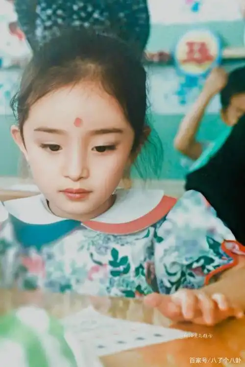 杨幂童年照大集锦 这样漂亮的孩子你舍得批评么?