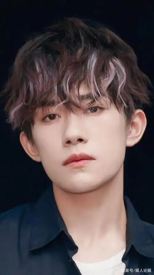 易烊千玺,有可爱与高冷两种反差风格的阳光少年!