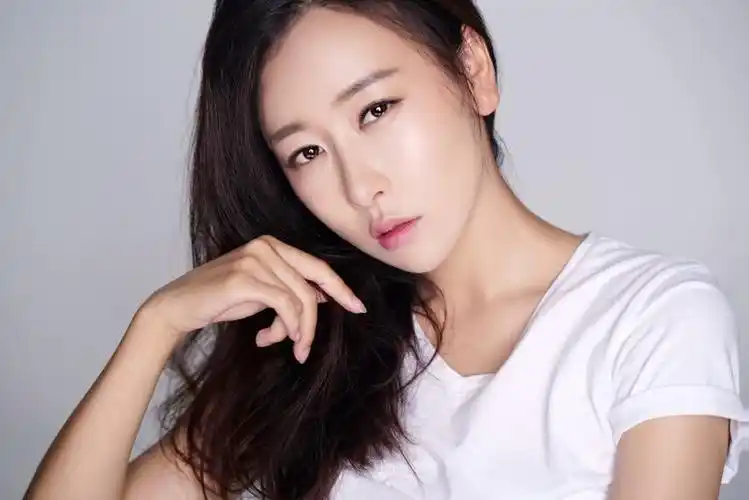 《龙门飞甲》中,毛俊杰女扮男装挑战了经典雨化田一角