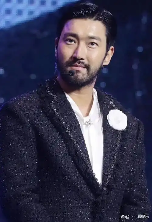 韩国"帅哥"崔始源日前在各大社交网站上发布了一系列相关的图片,引起