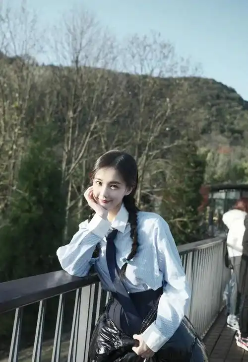 李一桐《无限超越班》学院风造型,扎双麻花辫,清纯又减龄