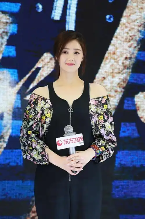 39岁蒋欣瘦下来真美!穿连体裤优雅减龄,果然不结婚不生娃状态好