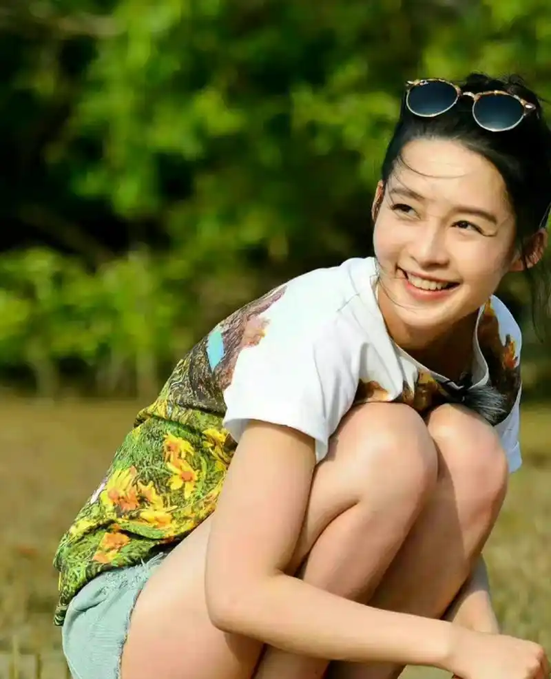 接地气的李沁,笑起来太甜了