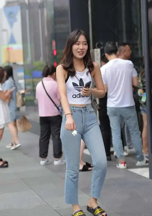 浅色牛仔裤的几种搭配技巧简单穿搭时髦经典