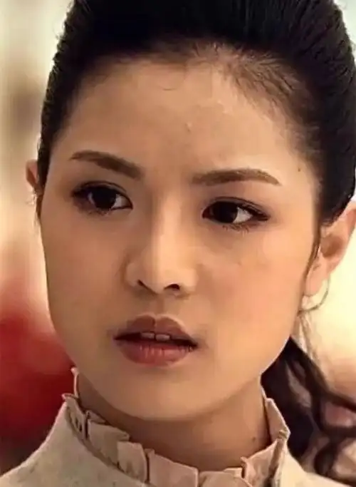 从她早期的这张照片看,钟楚曦的脸上除了眉眼间距近,婴儿肥,没有别的