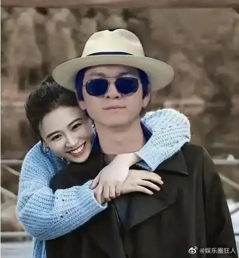 马思纯张哲轩挽手出门##张哲轩搂马思纯肩