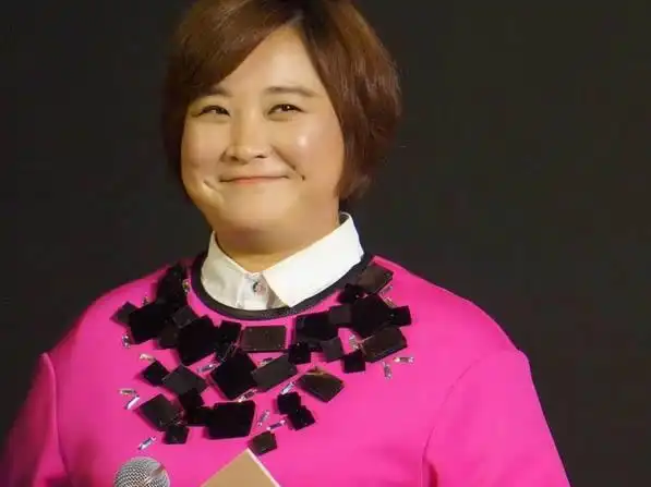 贾玲实力上演时尚灾难,黑衣配红裤,胖到"认不出来"?