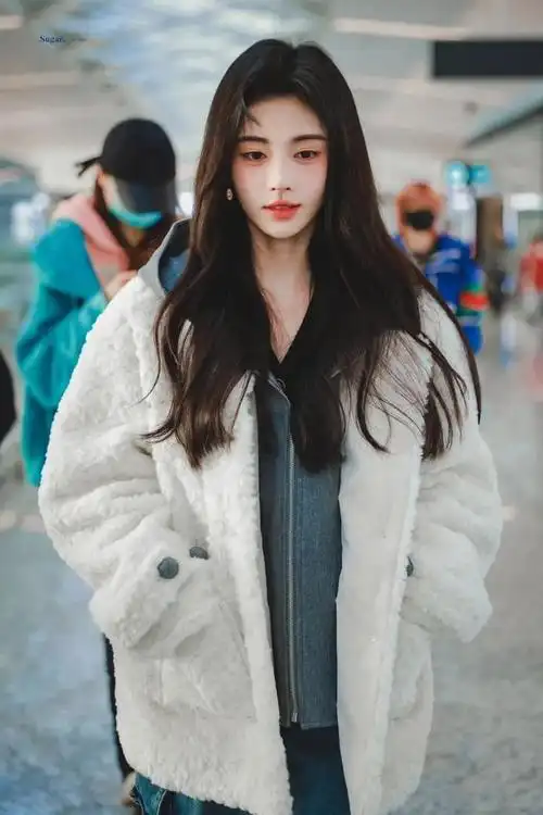 最近鞠婧祎在机场的私服,身穿橘色短款外套搭配上休闲工装牛仔裤,显高