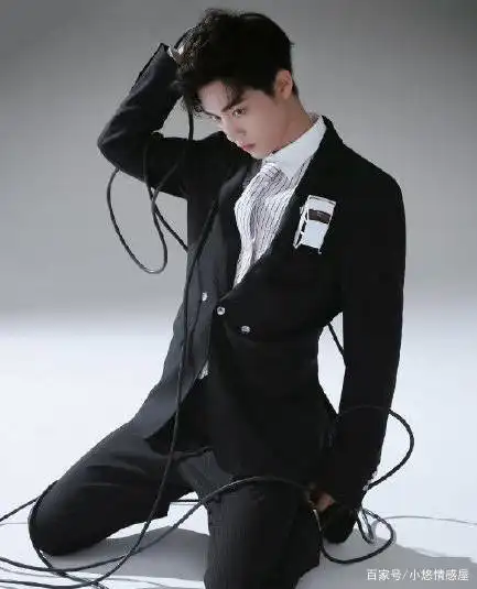 肖战的"西装跪",王一博很a,看到王嘉尔的吊儿郎当爱了爱了