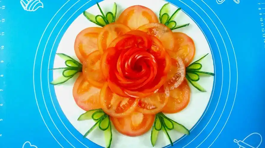 1花开富贵:西红柿切片摆盘,再用黄瓜做花点缀,撒上白糖即可.