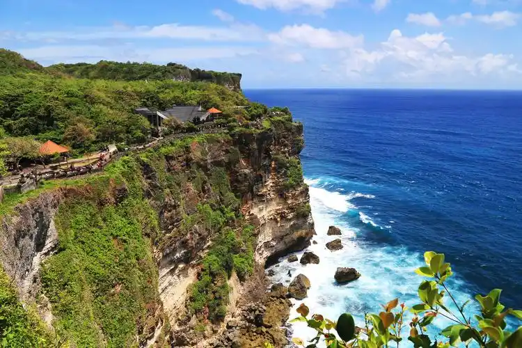 印度尼西亚巴厘岛乌鲁瓦图情人崖绝美风光吸引世界各地游客