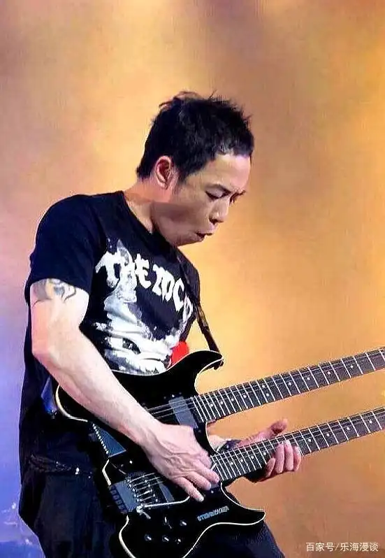 黄贯中和他的斯坦伯格双摇吉他