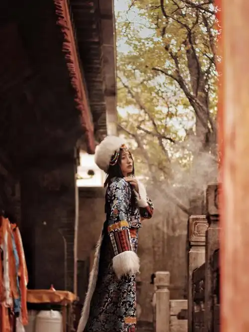 身于十万狮子吼Ⅰ塔尔寺藏服写真Ⅰ宗喀之地