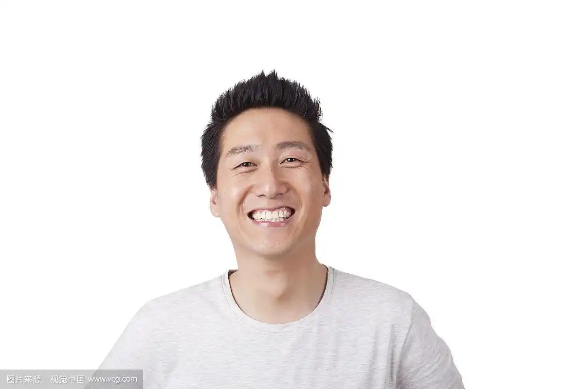 一个微笑的青年男士