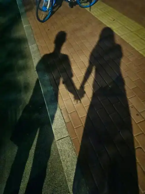 第31次见面手牵手压马路