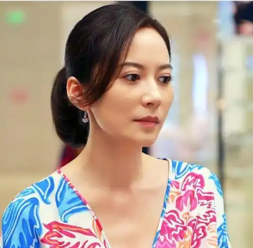 当47岁的朱茵遇上47岁的俞飞鸿,紫霞仙子不敌惊鸿仙子,太尴尬!